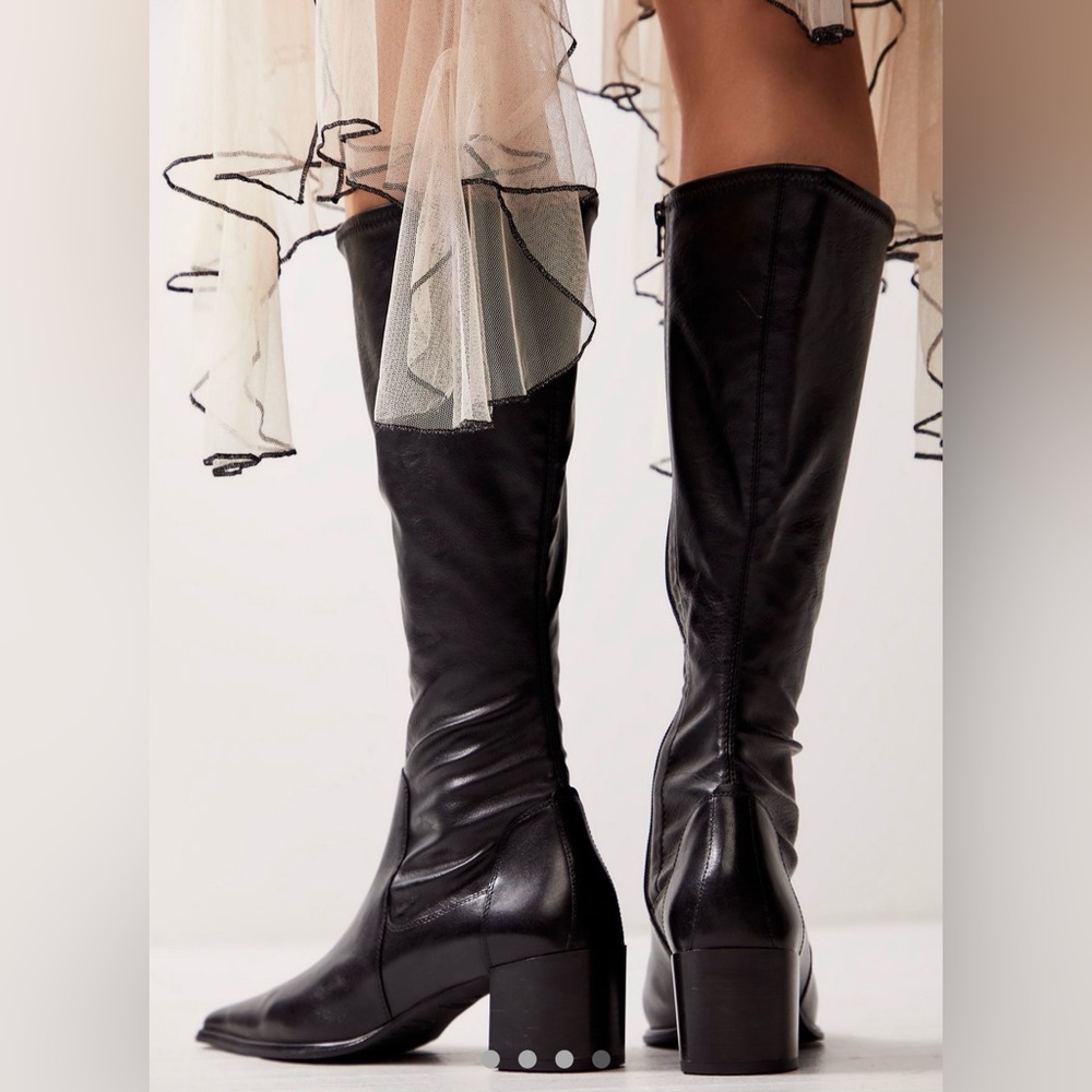 Vagabond Giselle Boots, size 8. New in box.